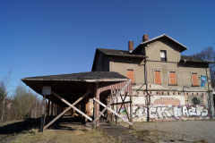 Bahnsteigdach und Bahnhofsgebäude