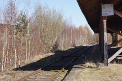 Bahnsteigdach mit Gleis und Bahnsteig