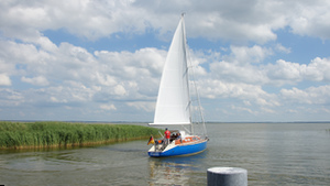 Segelboot im Hafen